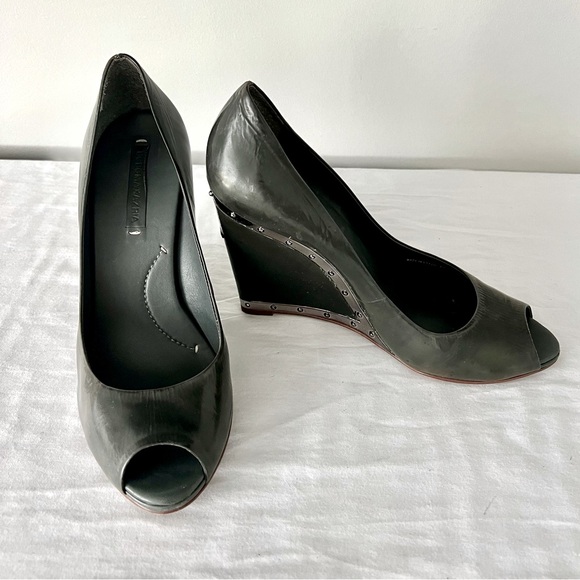 BCBG Max Azria Grey Leather Peep Toe Wedges Silver Studded Accents - Picture 6 of 9